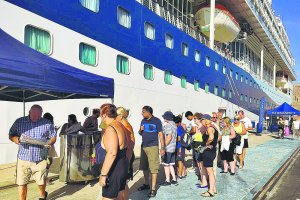 Cruceristas a su llegada al Puerto de Almería en una escala del pasado verano de 2017.