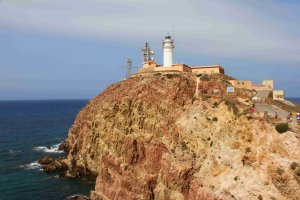 Imagen del faro de Cabo de Gata, frente al Arrecife de las Sirenas.