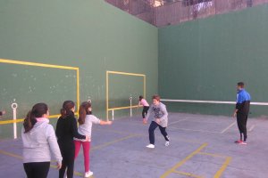 Los pequeños aprenden un nuevo deporte.