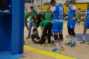 Almansa tuvo que retirarse de la pista lesionado.