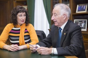 La alcaldesa de Alboloduy con el presidente de Diputación.