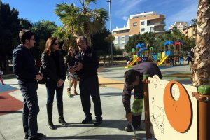 El concejal, José Andrés Cano, supervisando los trabajos de instalación de los juegos.