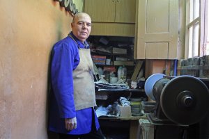 Antonio del Águila es el afilador de la circunvalación del Mercado. Llegó al negocio, que era de su suegro, en 1989.