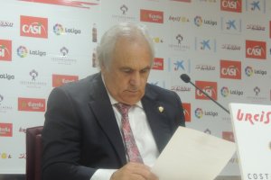 Alfonso García repasando la lección.