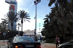 El acceso al Centro Comercial Mediterráneo colapsado durante el primer día de rebajas.