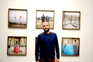Pablo Vara, ante varias de sus obras que expuso en el Centro Andaluz de la Fotografía.