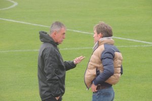 Lucas Alcaraz hablando con Corona en el campo Anexo.