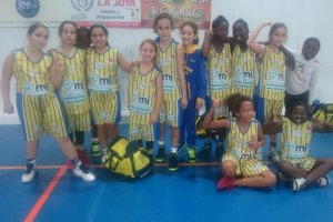 Las jugadoras saludando.