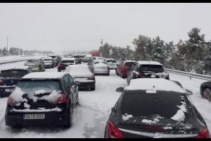 Miles de personas se quedaron atrapadas durante horas en sus coches por el fuerte temporal.
