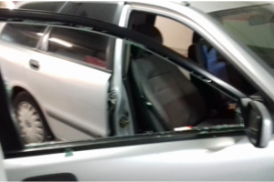 Vehículo en el que quedó atrapado el menor.