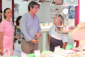 El alcalde de Adra en una visita al Mercado Central.