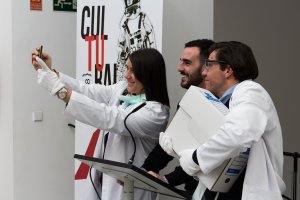 Carlos Sánchez, concejal de Cultura, se hace un selfi con los dos actores que animaron la presentación.