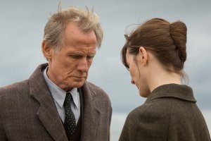 Bill Nighy y Emily Mortimer en una escena de La librería (viernes 26 de enero).