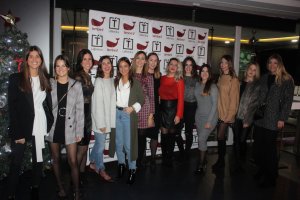 Amigas e invitadas a la fiesta de la moda de Lambert se fotografiaron junto a la anfitriona y propietaria de la firma que tiene su  sede en la madril