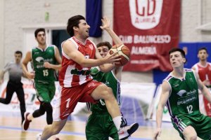 Luis Rueda entrando a canasta.