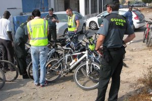 Accedía a las cocheras aprovechando que de las mismas salía o entraba algún vehículo.