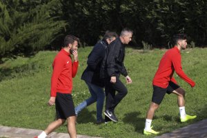 Lucas se marcha al vestuario con Corona.