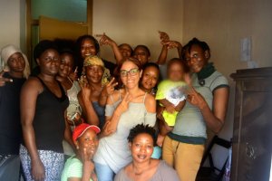 Helena Maleno, en Marruecos, rodeada de mujeres migrantes.