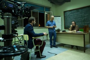 Manuel Martín Cuenca con Javier Gutiérrez y Antonio de la Torre en uno de los escenarios de El autor. (Foto: Julio Vergne)