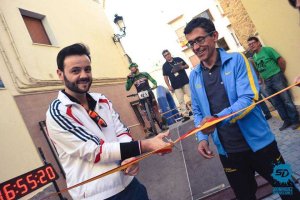 Francisco Garrido cortando la cinta.