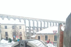 El féretro apareció junto al contenedor.