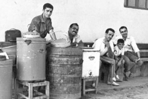 Pepe "el de la Violeta", justo en el centro, en una imagen tomada en el campamento de Viator.