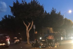 Accidente entre un turismo y una motocicleta producido en el entorno del Palacio de Congresos de Aguadulce.