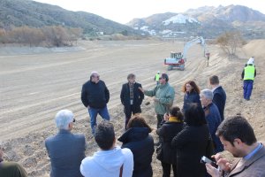 El consejero en el río junto a alcaldes de la zona y responsables de las obras.
