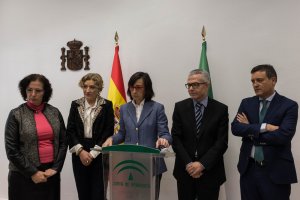 Rueda de prensa Rosa Aguilar, en el centro de la imagen, acompañada por representantes políticos y judiciales.