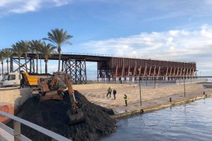 Una grúa trabajando esta mañana en la zona de "La Ballena"