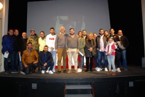 El concejal de Cultura, el presidente de FEMACA y representantes de los grupos carnavaleros participantes en el Concurso de Agrupaciones Carnavalesca