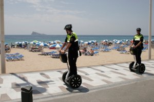 Policías locales de Valencia patrullan en patinetes eléctricos como los que tendrá los agentes de Almería este año.