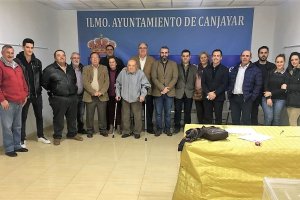 El nuevo presidente David Romera (centro) junto al resto del equipo y afiliados