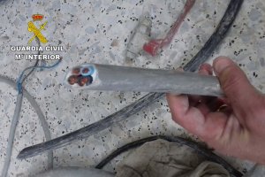 Un cable de la cantera tras el robo de la instalación.