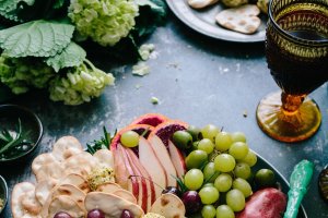 El color en el plato de frutas y verduras en un síntoma de riqueza de nutrientes.