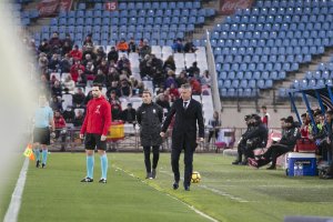 Lucas Alcaraz atento en la banda.