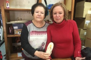 Teresa y Margarita Guirado, el día del cierre de su zapatería.
