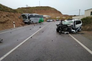 Estado de los vehículos implicados en el accidente tras el choque.