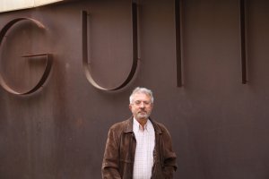 Carlos González, a la entrada del Museo de Guitarra Antonio de Torres de Almería, la pasada semana.