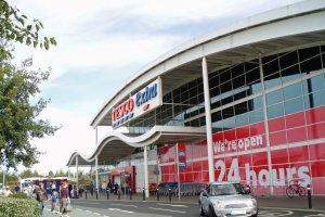 Un supermercado Tesco en el Reino Unido. Fuente: Wikimedia Commons.