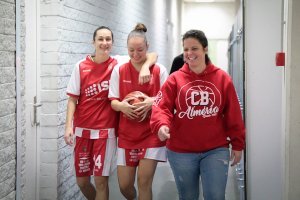 Pamela Moral y Lucia Torres con la fisio Ana Albacete.
