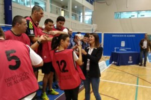 La diputada de Deportes con los participantes.