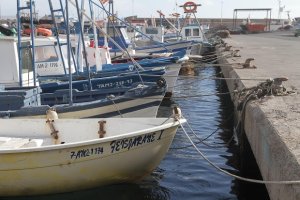 Embarcaciones varadas en el Puerto de Adra.