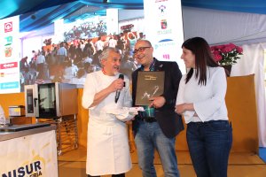 Paco Torreblanca junto al alcalde y la concejal de Turismo en la edición anterior.