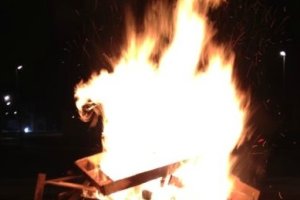 Una de las hogueras prendidas en la noche de San Antón de 2017.