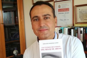 Fernando Martínez López, con su última novela.