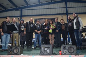 La viuda de  Víctor Almansa recibe el reconocimiento tributado a título póstumo.