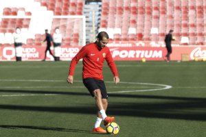 José Verza al margen del grupo.