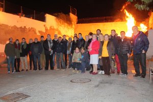 La presidenta de la Asociación, vecinos y representantes institucionales ante la hoguera histórica que realiza desde hace más de 40 años Miguel Ferná