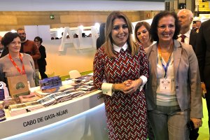 Susana Díaz y la delegada del Gobierno, Gracia Fernández, en el stand Costa de Almería.